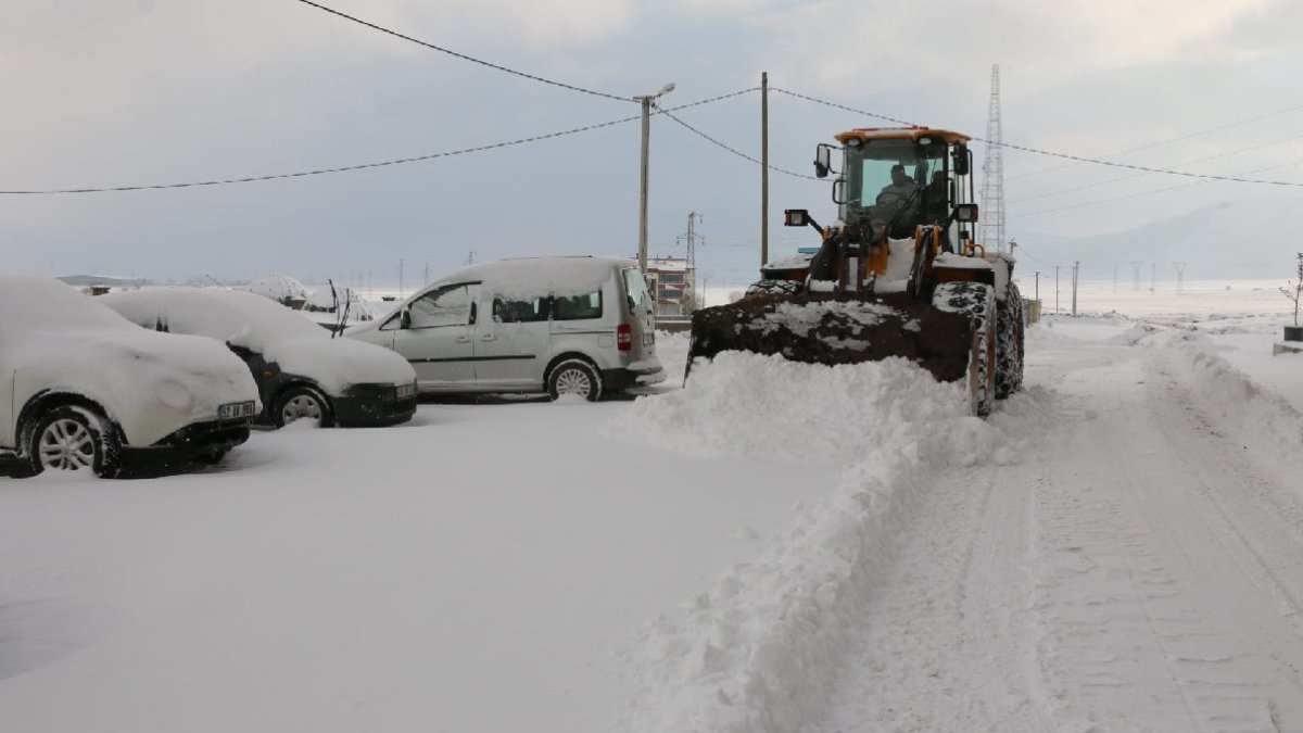 Bitlis’te kar yağışı: 282 yerleşim yerine ulaşım yok