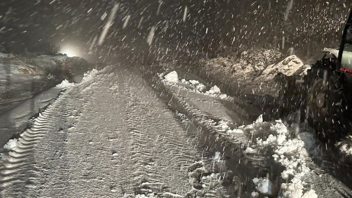 Karda kapanan yolda mahsur kalınca belediyeyi aradılar