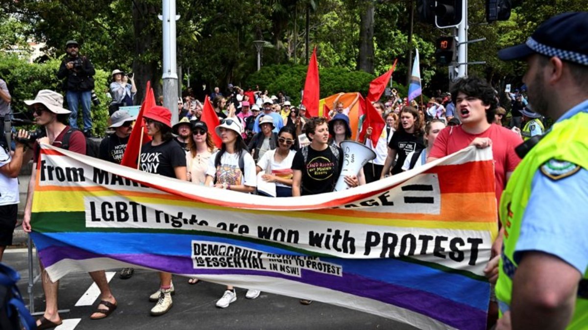 Cinsel tacizle suçlanan kardinalin cenazesinde arbede çıktı