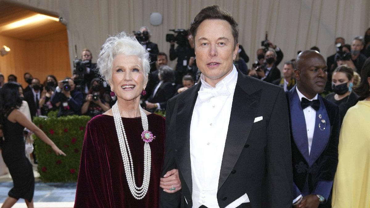 Elon Musk, Twitter toplantılarına annesiz katılmıyormuş