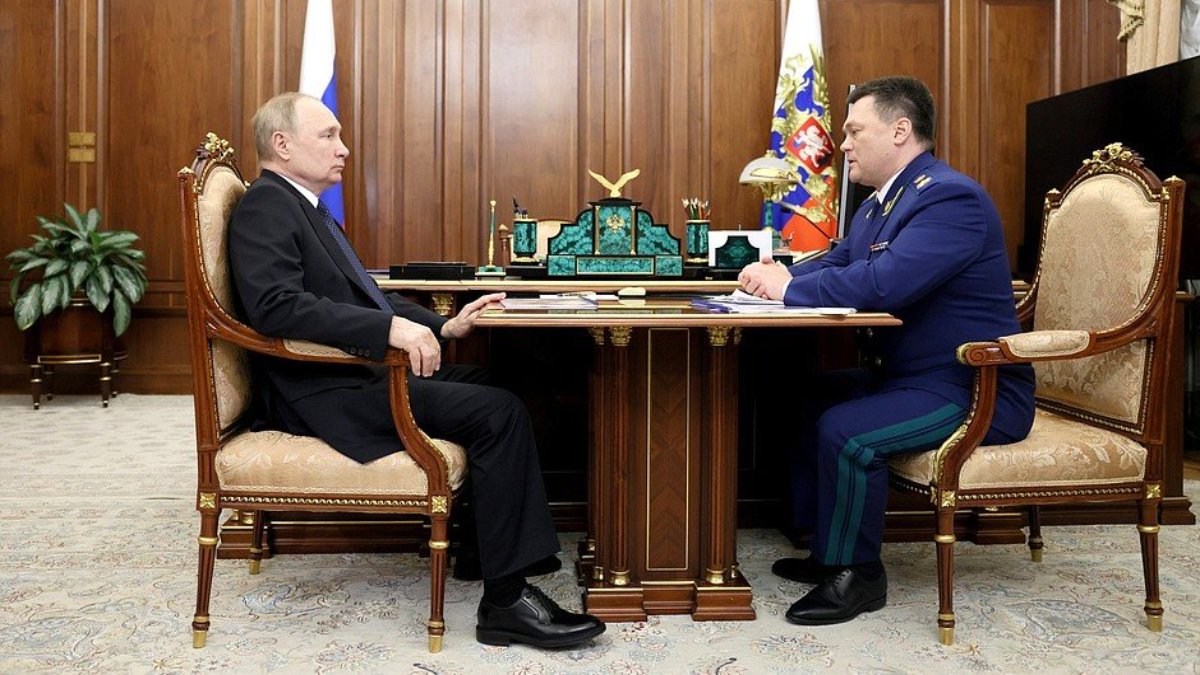 Putin'in videosu olay oldu: Şikayetleri dinlerken yüz hali alay konusu oldu