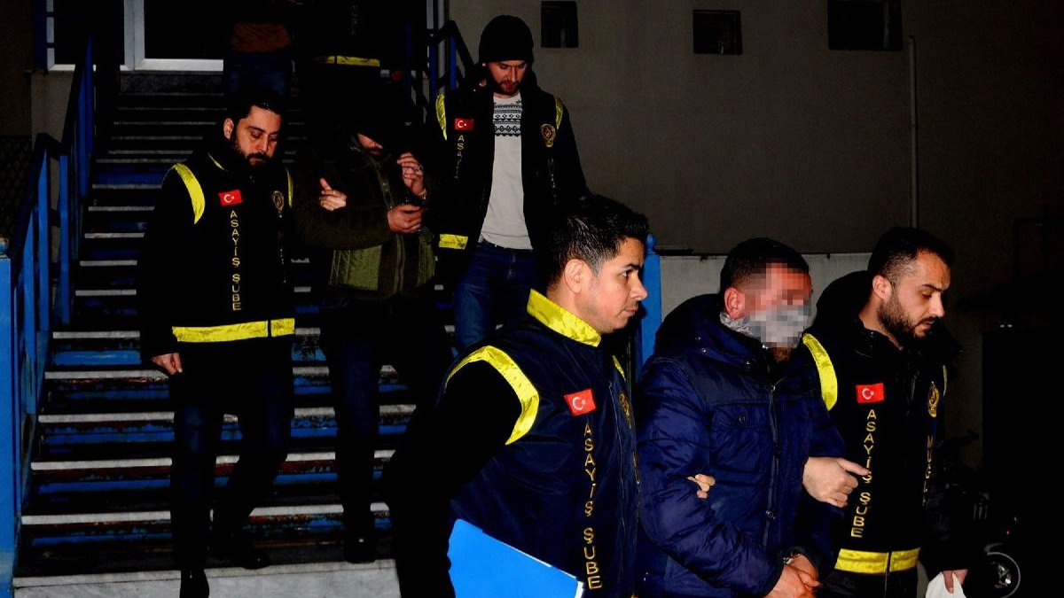 Eşiyle silahlı saldırıda yaralandıktan sonra motosikletli saldırganlara çarptı: 1 ölü