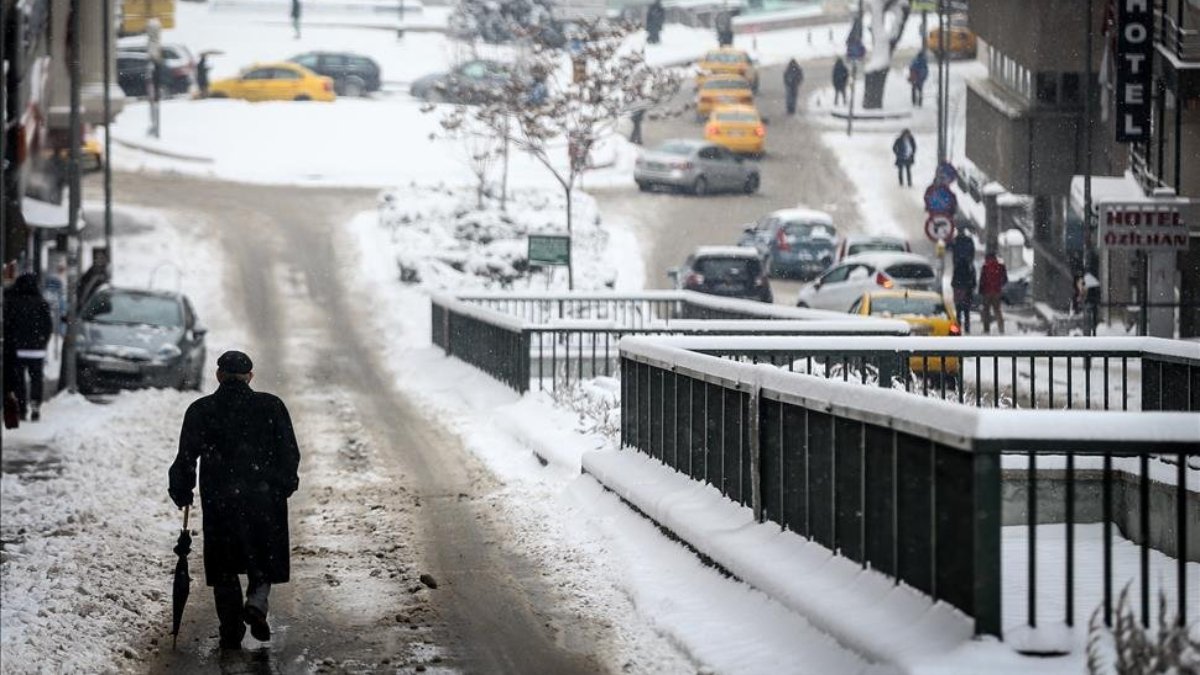 Ankara'da yoğun kar yağışı başladı