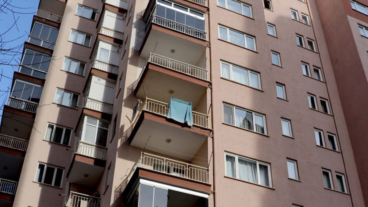 Kayseri'de 5'inci katta pencereden düşen Miraç bebek ağır yaralı