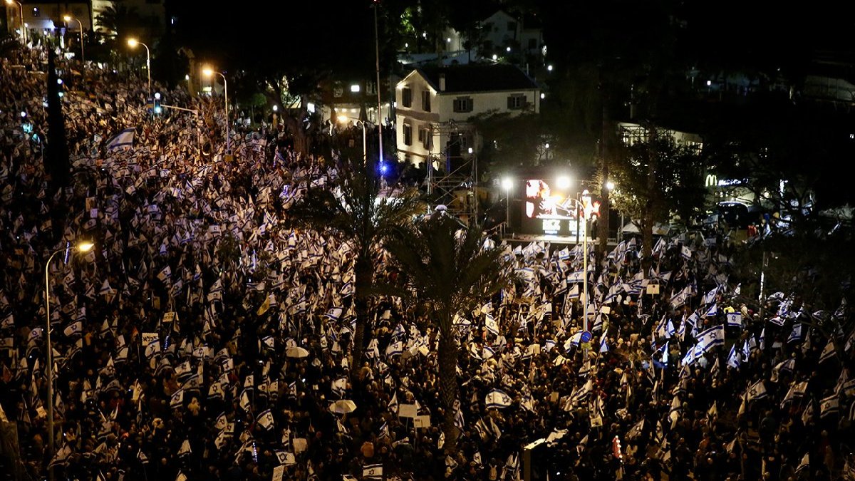 İsrail'de halk ayaklandı, 10 binlerce kişi sokağa indi
