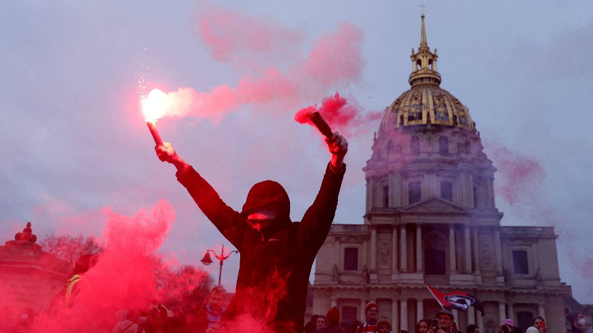 Fransa'yı ayağı kaldıran emeklilik reformunda hükümetten kısmi geri adım