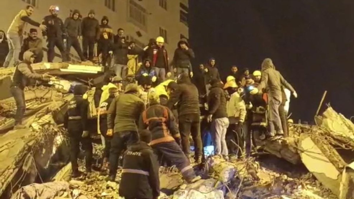 Diyarbakır'da yıkılan binanın enkazından 3 kişi kurtarıldı