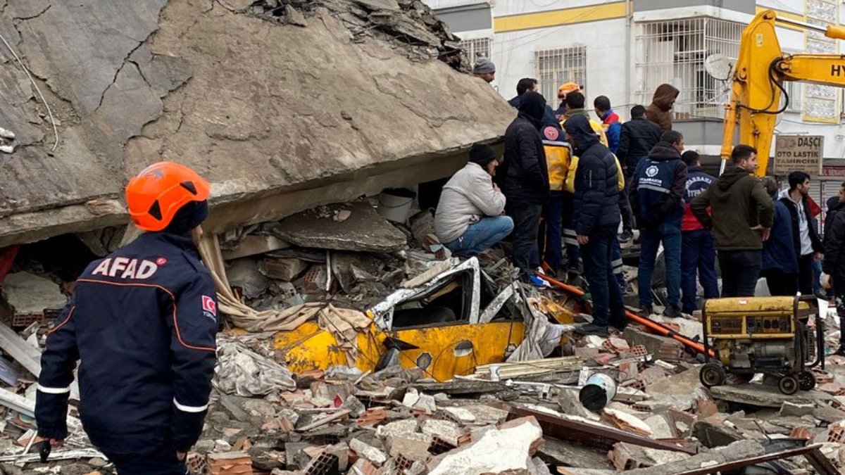 Türkiye deprem ile sarsıldı: İtalya'dan tsunami açıklaması