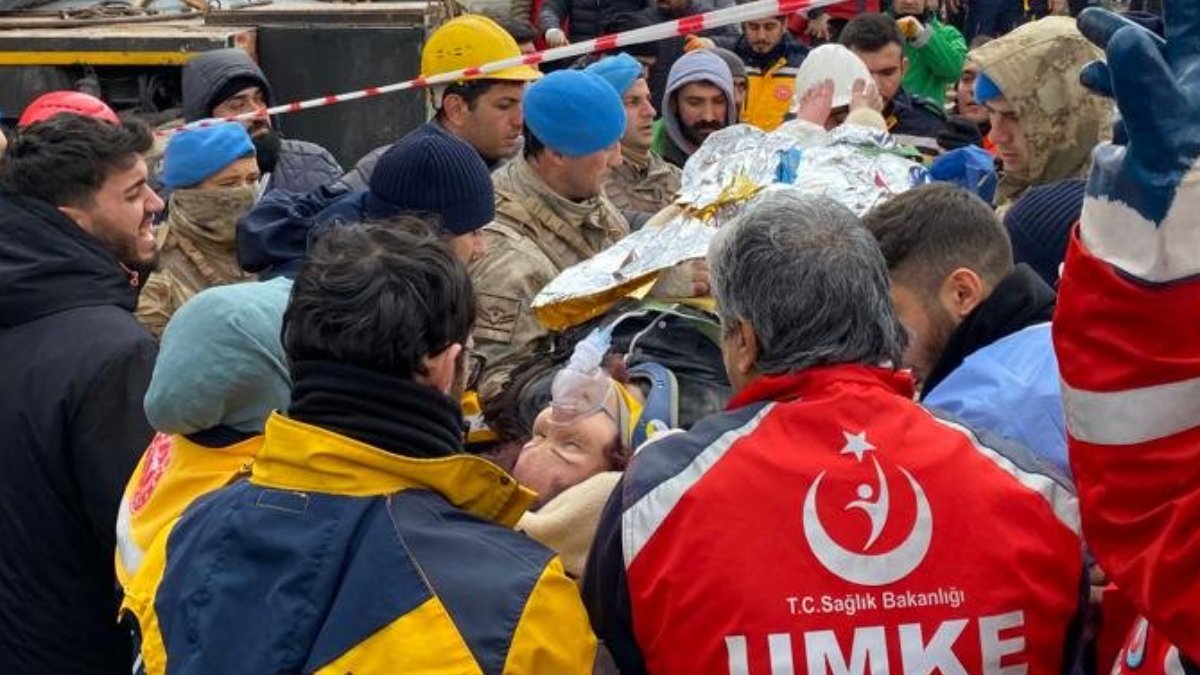 Yıkılan binanın enkazından 31 saat sonra kurtarıldı