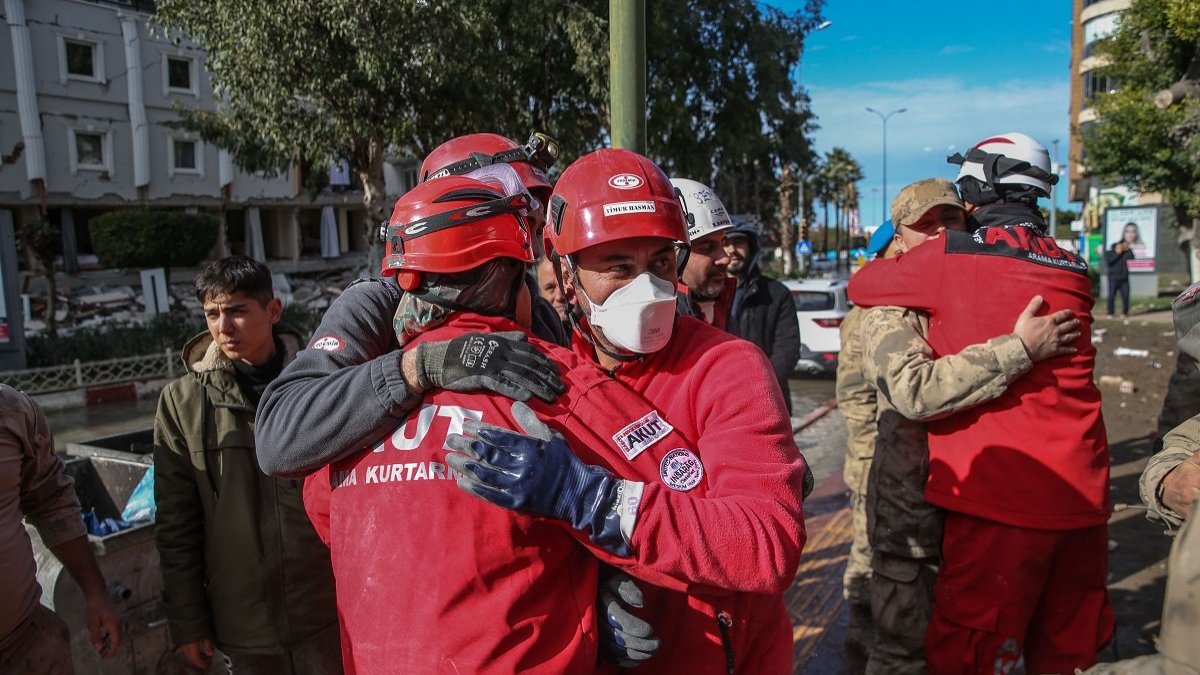 Kurtarma ekibinin gözyaşları