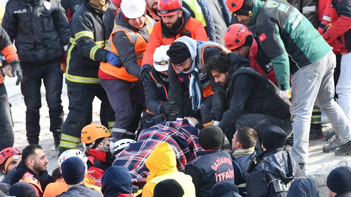 34 saat sonra enkaz altından çıkarıldı