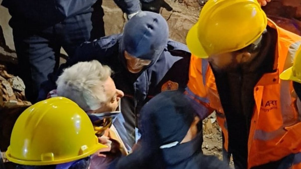 Kahramanmaraş'ta anne ve babasıyla bir kız çocuğu 39 saat sonra kurtarıldı