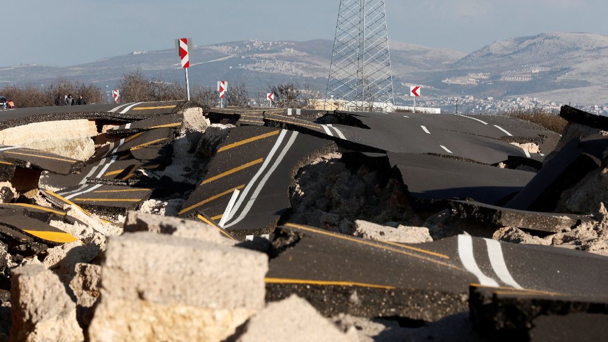 Depremde yol yarıldı araçlar içine düştü