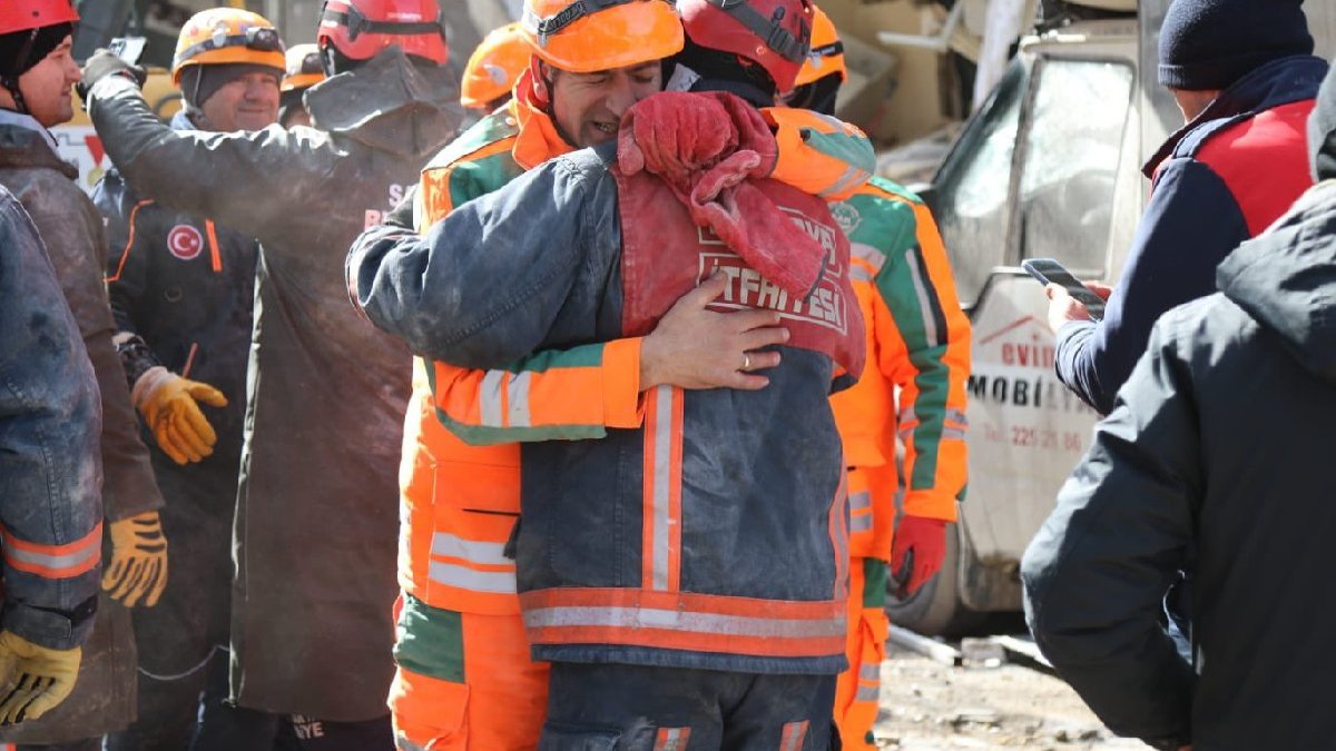 Bir mucize daha: 60 saat sonra enkazdan kurtarıldı