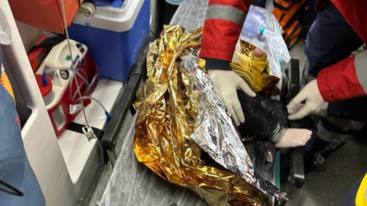 Hatay'da 7 aylık bebek depremden 66 saat sonra enkazdan kurtarıldı