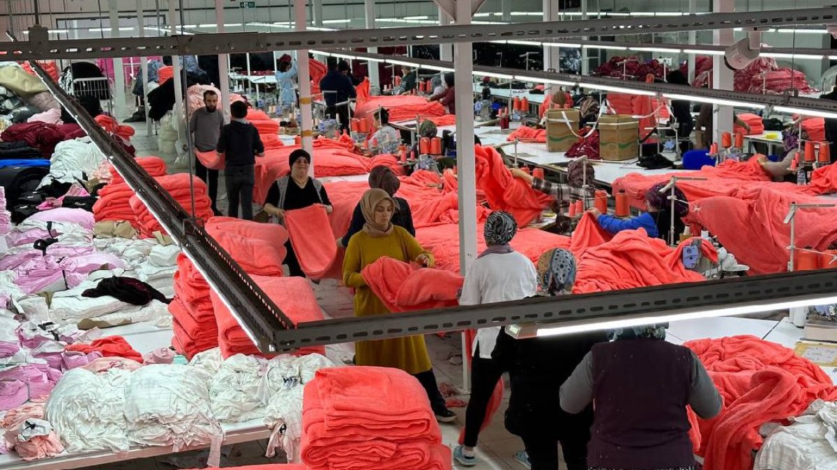 Tekstil işçileri gönüllü mesai yaparak depremzedelere battaniye dikiyor