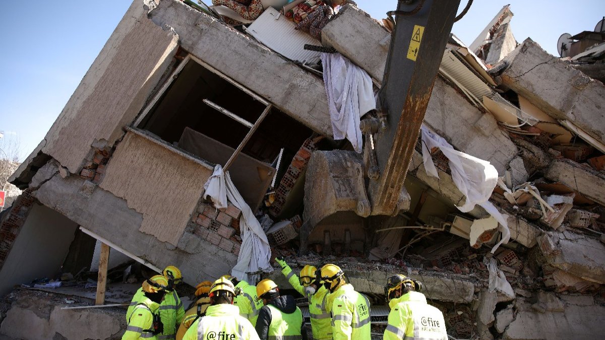 Deprem profesöründen ürperten hesaplama: 200 bin kişi göçük altında