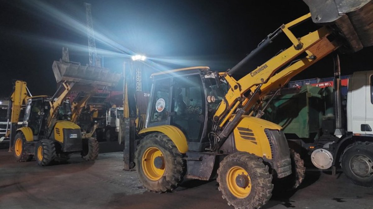 KKTC, deprem bölgesine 100 ağır iş makinesi ve kamyon gönderdi