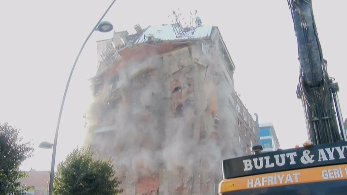 Elazığ'da depremde hasar gören binaların yıkımına başlandı