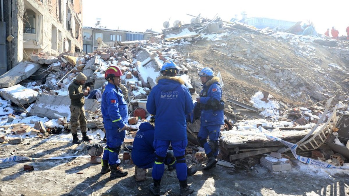 Çin'den gelen "Mavi Gökyüzü Arama Kurtarma" ekibi aralıksız çalışıyor