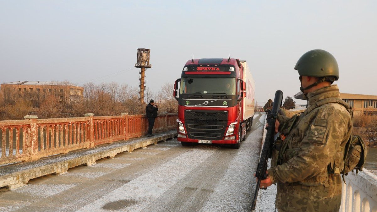 İnsani yardım için Türkiye-Ermenistan kara sınırı 35 yıl sonra açıldı