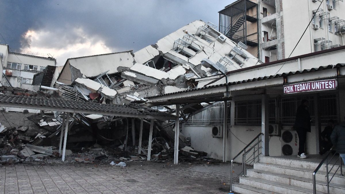 Depreme dayanıklı olması gereken kamu binaları neden çöktü?