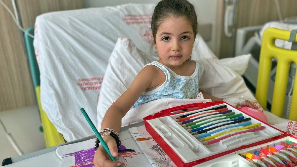 Enkazdan çıkıp muayene olmadan su içmeyen Hazal iyileşiyor