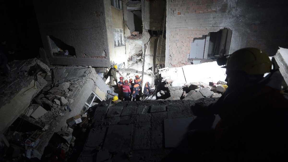 Depremde 161 saat sonra 12 yaşındaki çocuk enkazdan sağ çıkarıldı