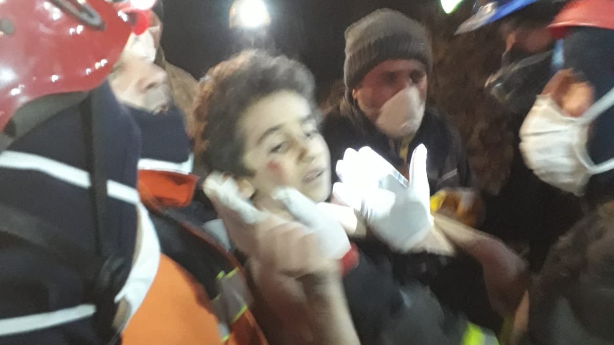 Depremden 163 saat sonra 7 yaşındaki çocuk enkazdan sağ çıkarıldı