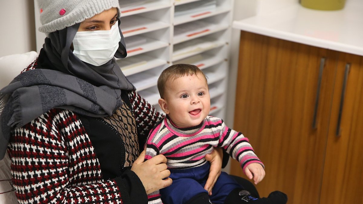 Depremde enkazdan çıkarılan anne ile bebeği 8 gün sonra kavuştu