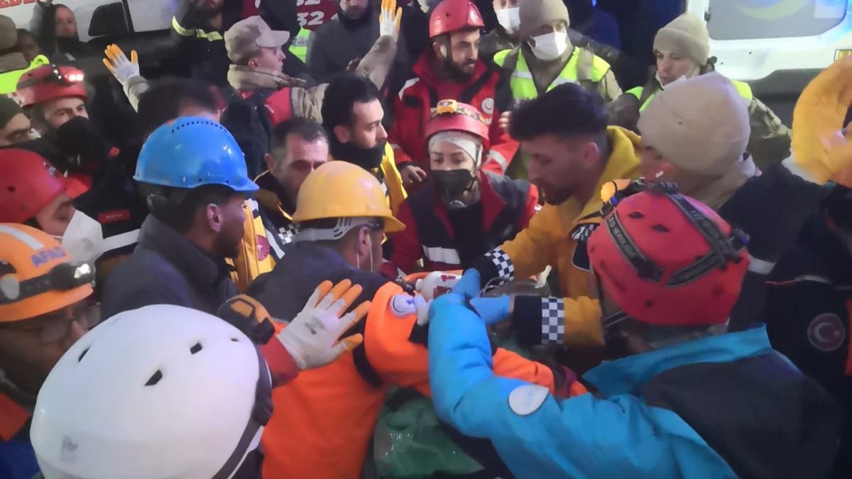 Depremden 207 saat sonra 45 yaşındaki Ramazan Yücel enkazdan çıkarıldı