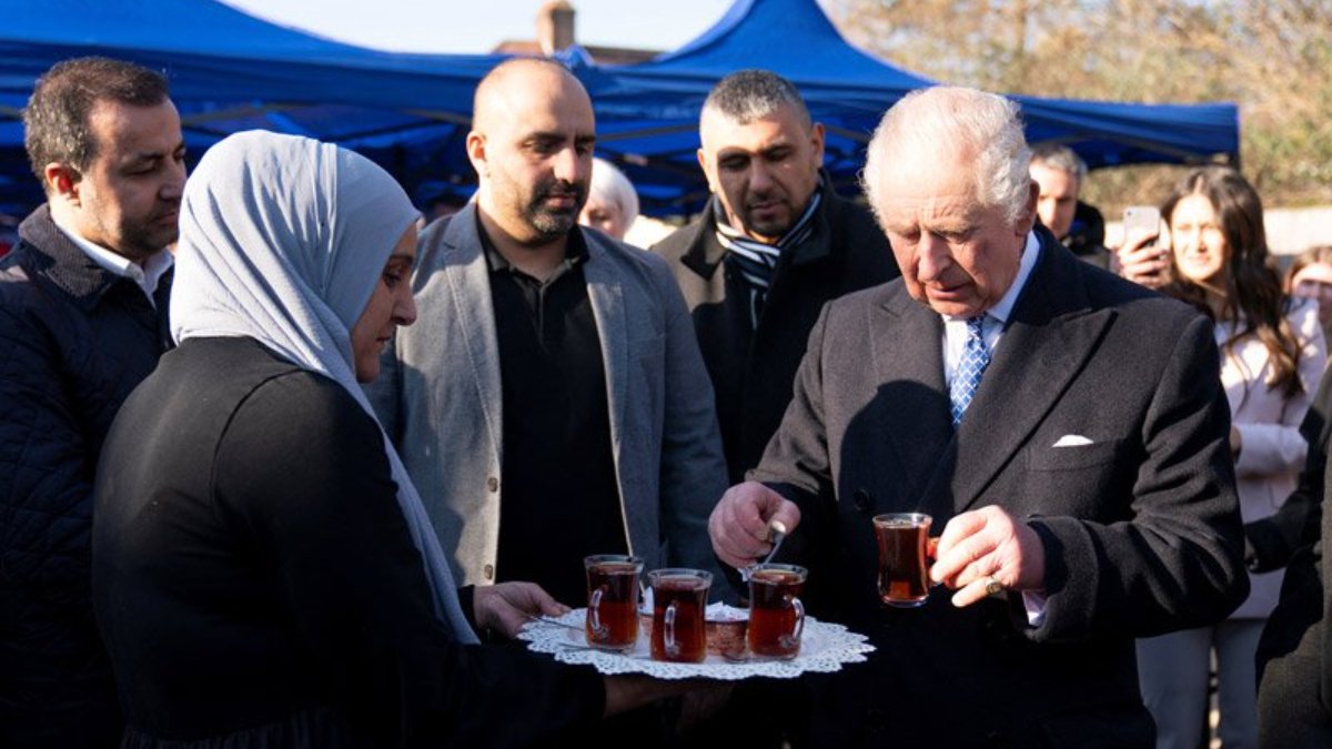 İngiltere Kralı Charles, Türkiye için yardım çalışması yapan gönüllüleri ziyaret etti