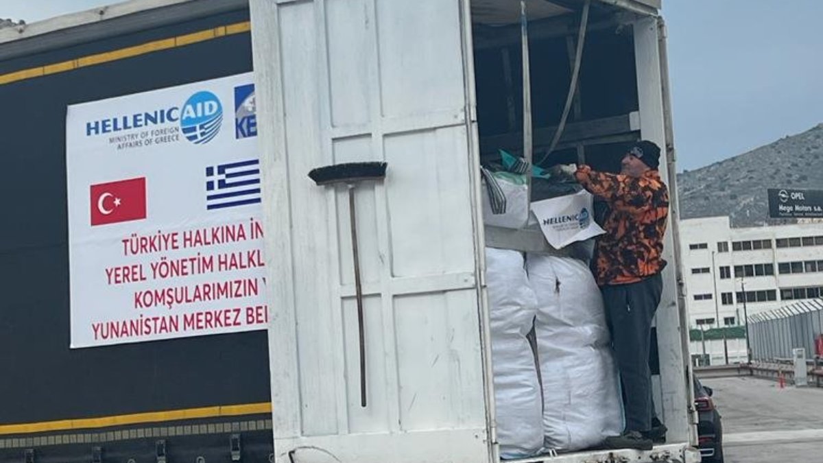 Yunan halkının depremzedeler için topladığı yardım malzemesi yola çıktı