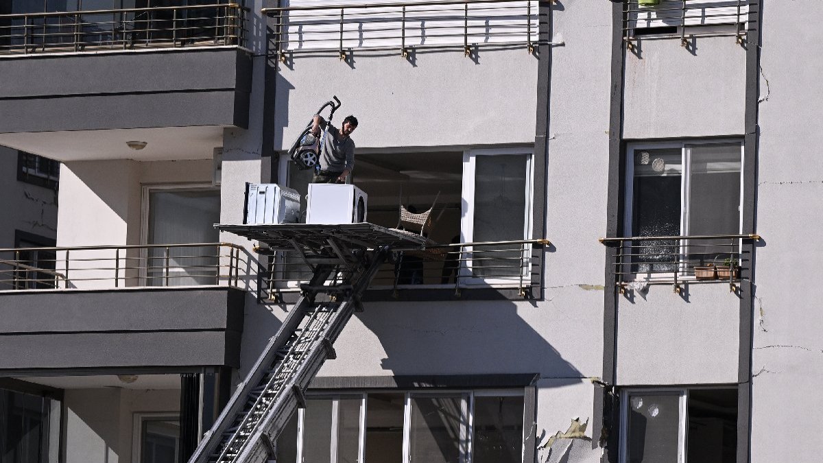 Hasar gören evlerini tahliye eden depremzedelerde hüzün hakim