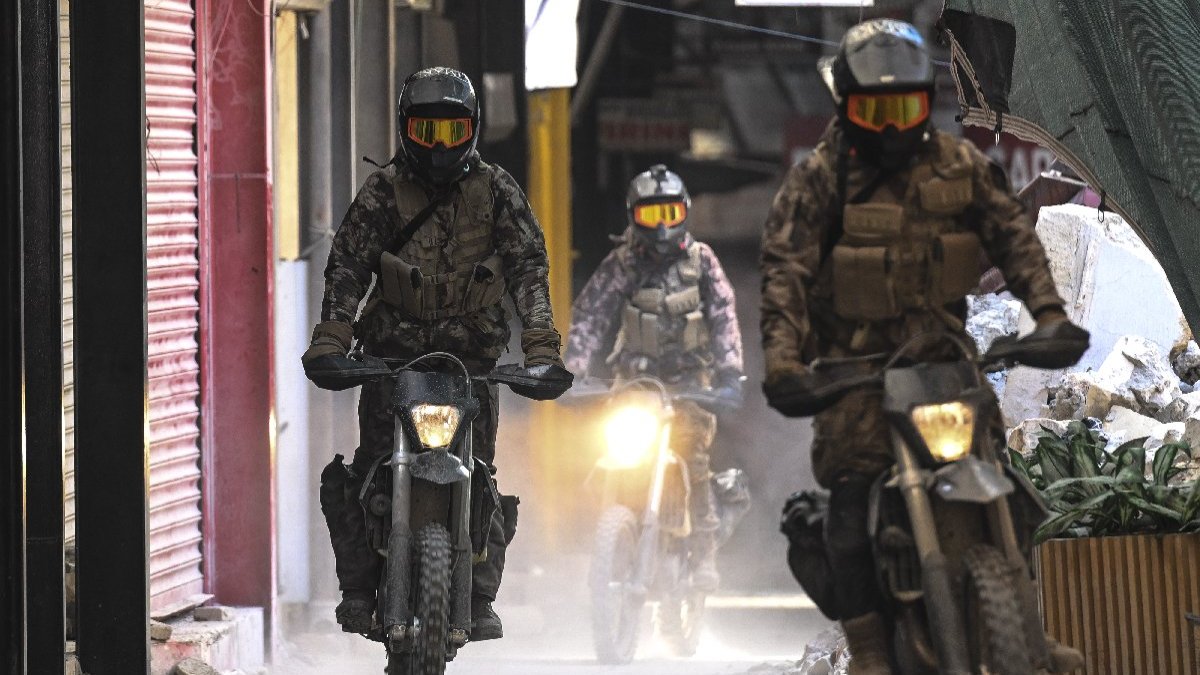 Hatay'da kros motosikletli özel harekat polisleri devriye geziyor