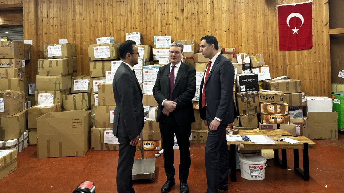 İngiltere İşçi Partisi lideri Starmer'den depremzedelere yardım merkezine ziyaret