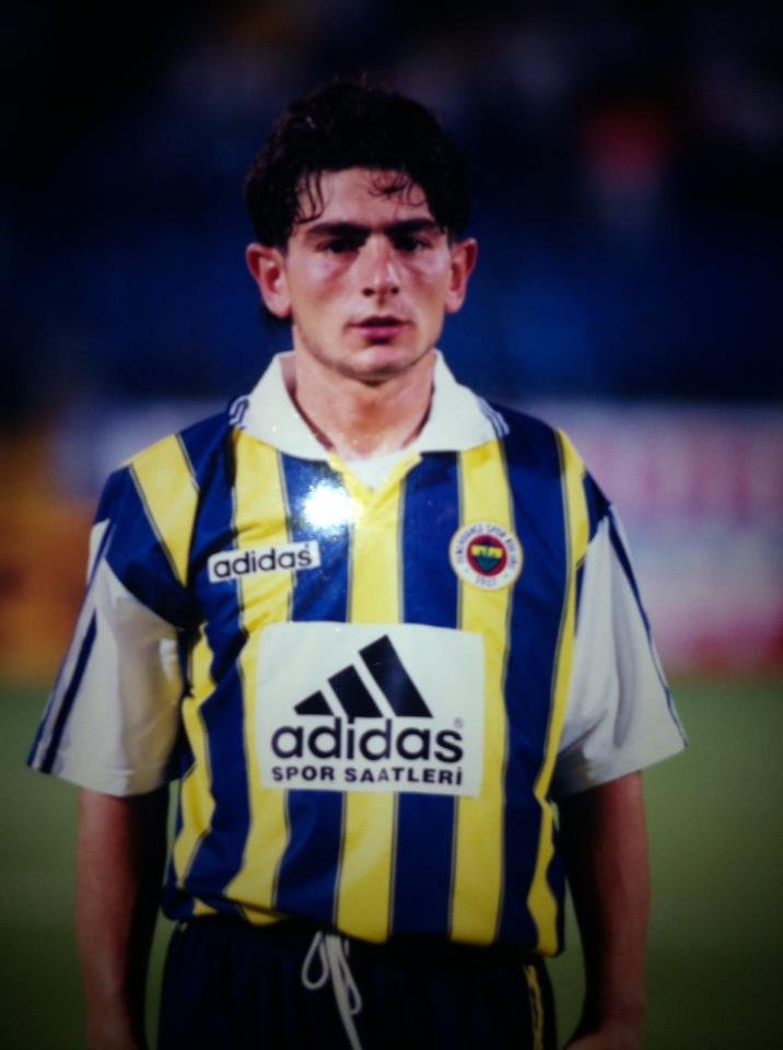 Taner Savut, futbolculuk döneminde Fenerbahçe'de de top koşturdu.