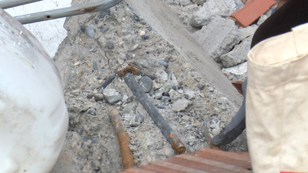 Deprem bölgesinde inceleme yapan uzmanlar 'nervürlü' demire dikkat çekti