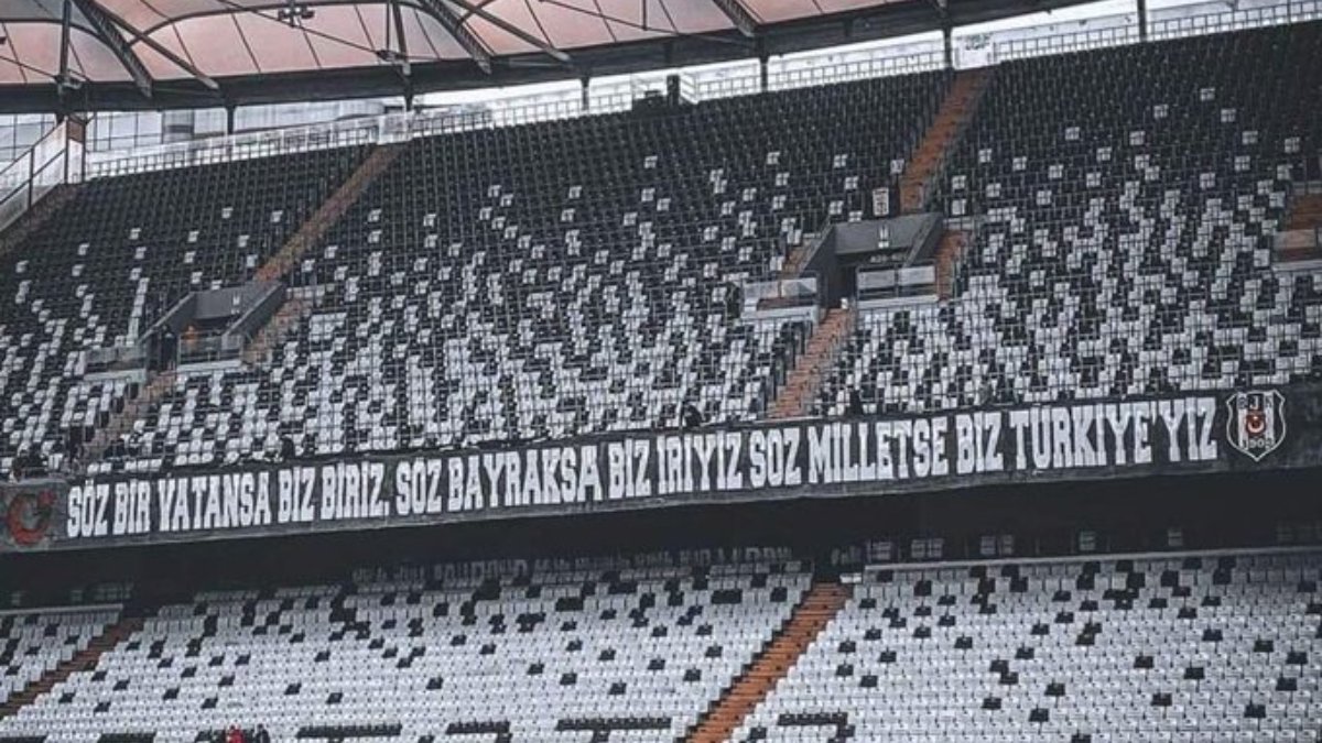 Beşiktaş tribünlerine asılan pankart itirazlar sonrası indirildi