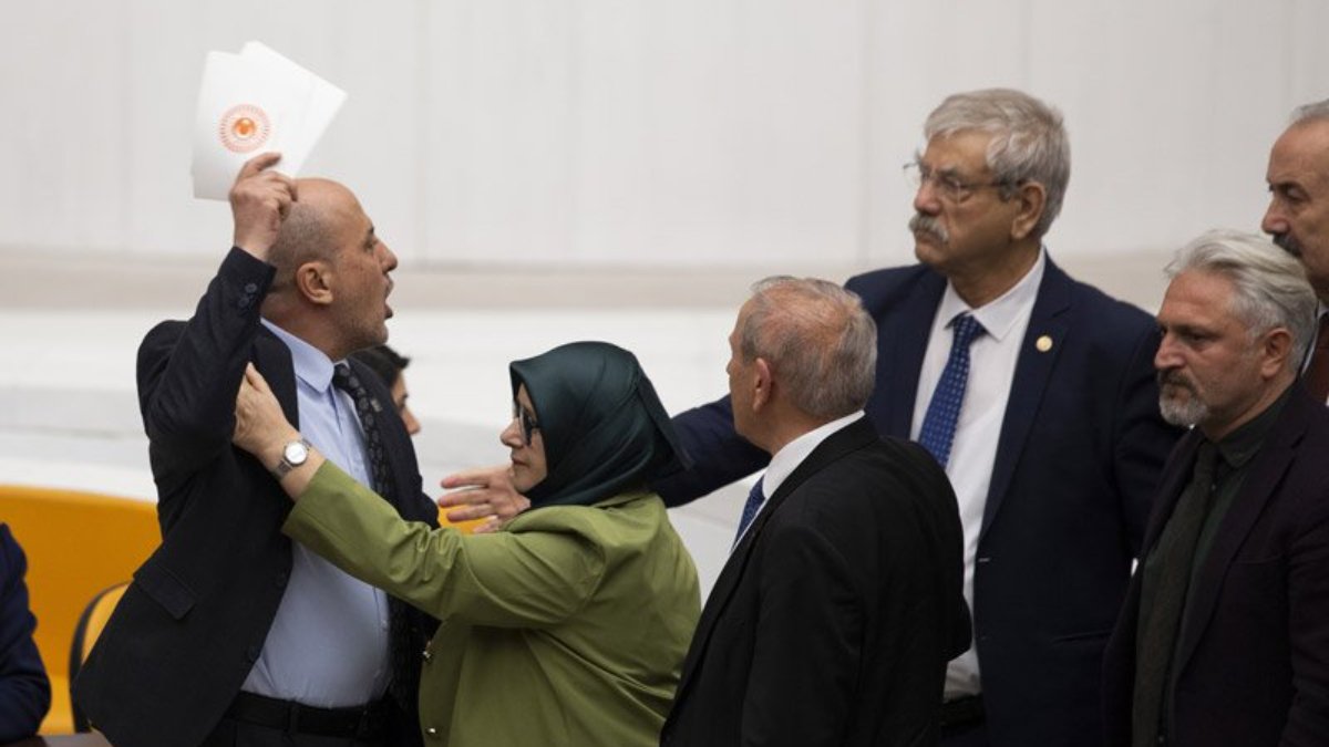 TİP milletvekili Ahmet Şık'a kınama cezası