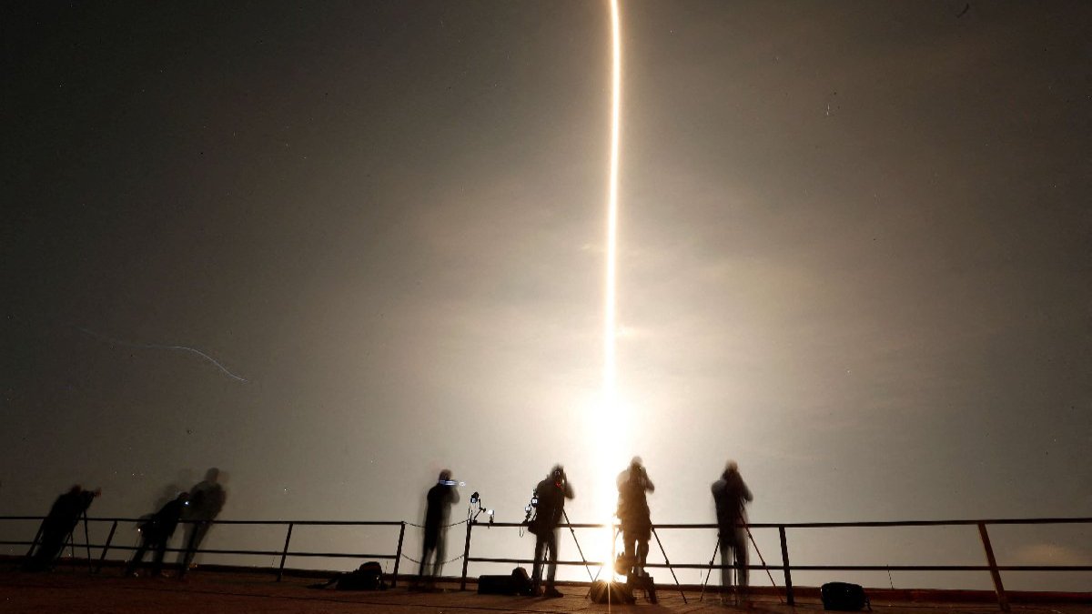 SpaceX görevde: Astronotları uzay istasyonuna gönderdi