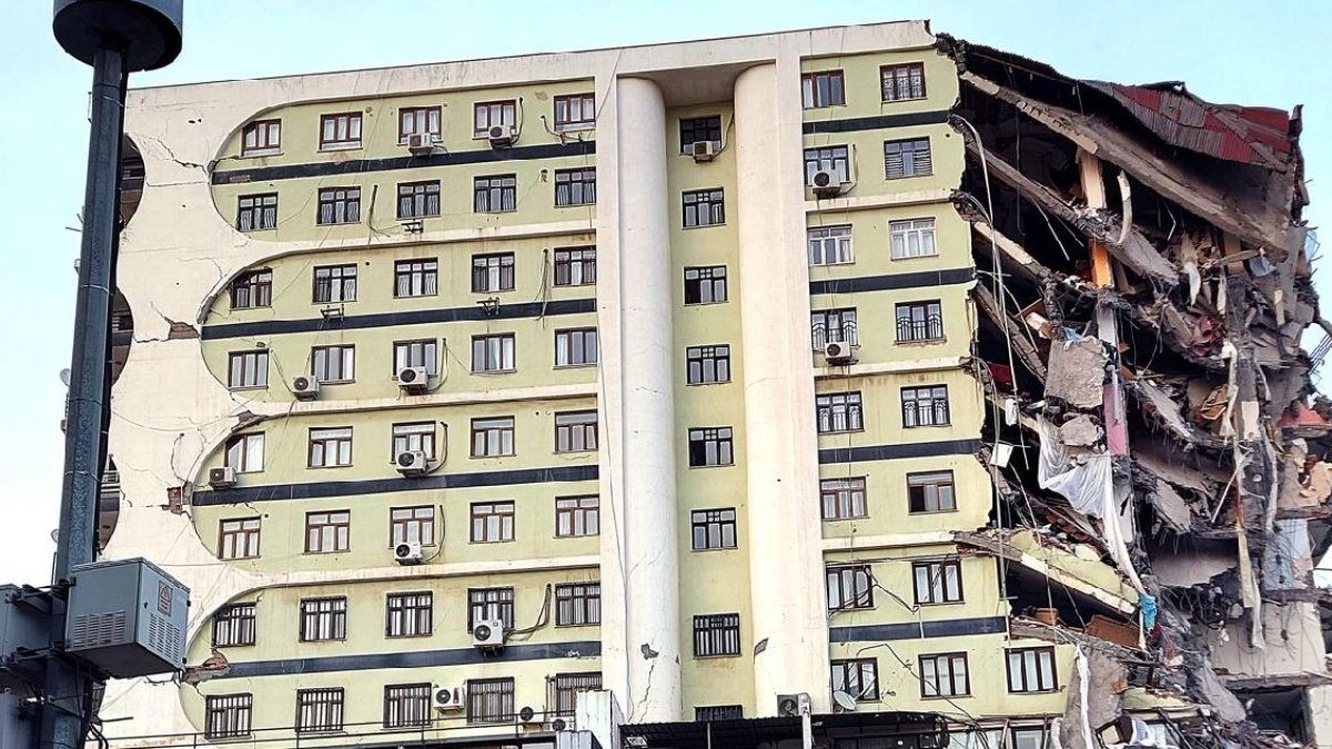 Depremzedeler tepkili: Fotoğraftaki bina 'yıkık' değil, ağır hasarlıymış