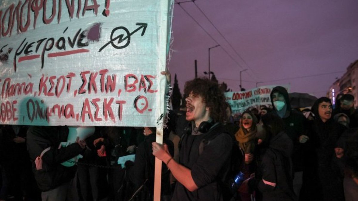 Yunanistan'ı sarsan tren kazası sonrası sokaklar karıştı