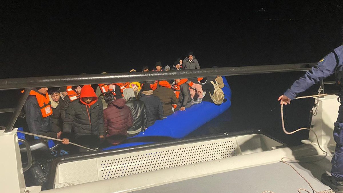 Çanakkale açıklarında 82 düzensiz göçmen kurtarıldı