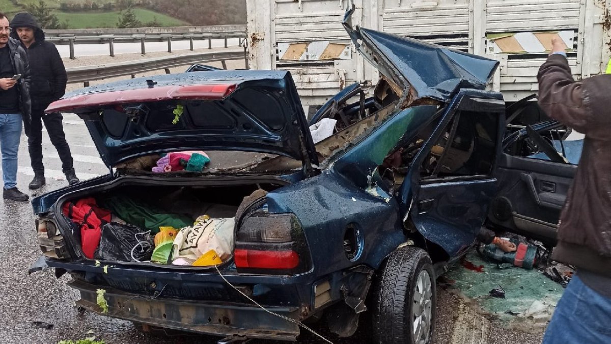 Balıkesir'de otomobil kamyona arkadan çarptı: 2 kişi öldü