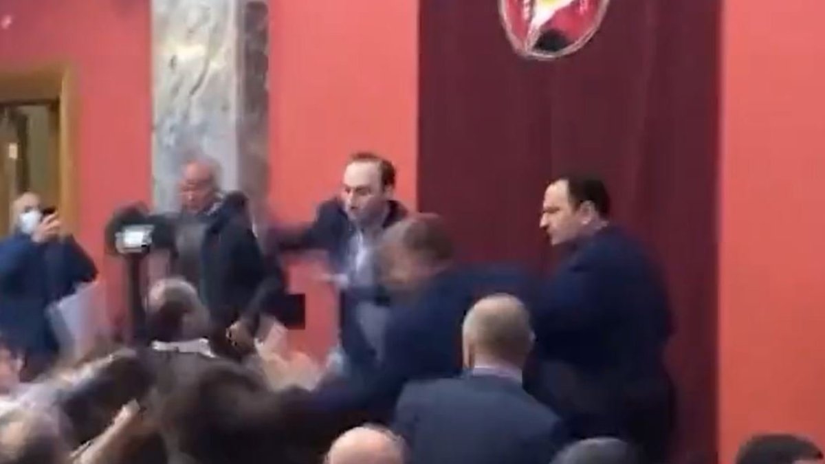 Gürcistan parlamentosunda vekiller birbirine girdi