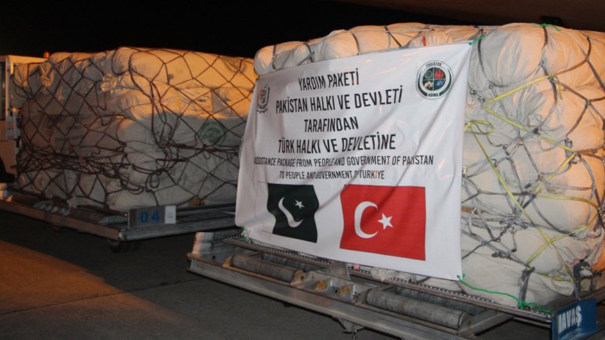 Pakistan'dan Türkiye'ye 1200 çadır taşıyan uçak Adana'ya iniş yaptı