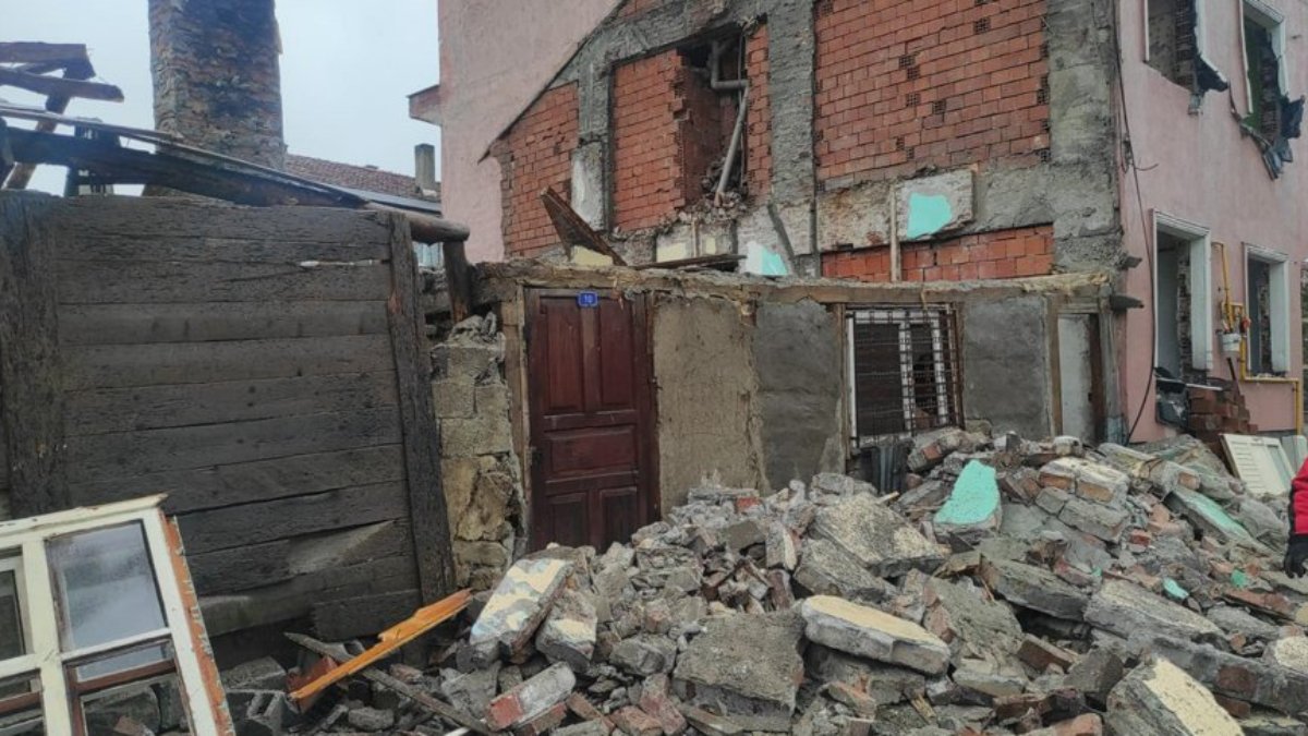Bolu'da kentsel dönüşüm yıkımında bina duvarı çöktü: 2 yaralı