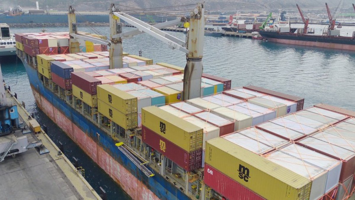 Katar'dan gönderilen konteyner evleri taşıyan gemi, İskenderun Limanı'na geldi
