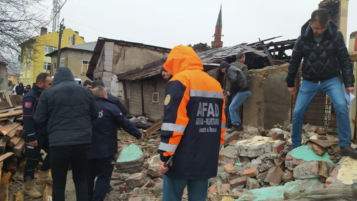 Bolu'da ev çöktü, 2 kişi altında kaldı